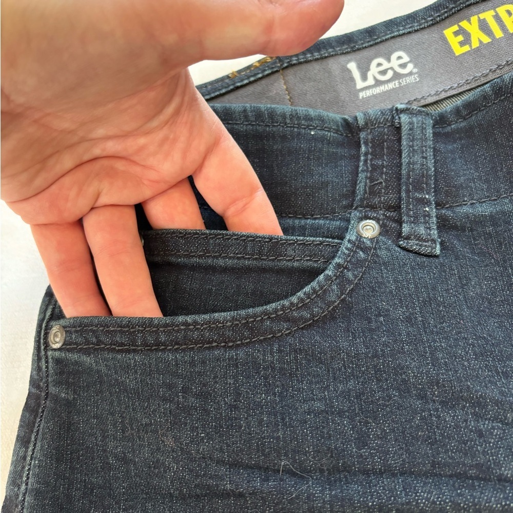 New Lee Men’s Extreme Motion Slim Fit Straight Leg Jeans 32x32 Dark Wash - Picture 11 of 16